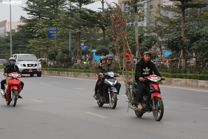 Phố Hà Nội tấp nập phiên chợ 'đại hạ giá' chiều 29 Tết - 12