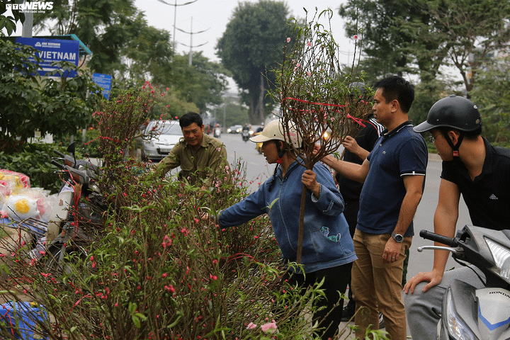 Phố Hà Nội tấp nập phiên chợ 'đại hạ giá' chiều 29 Tết - 16