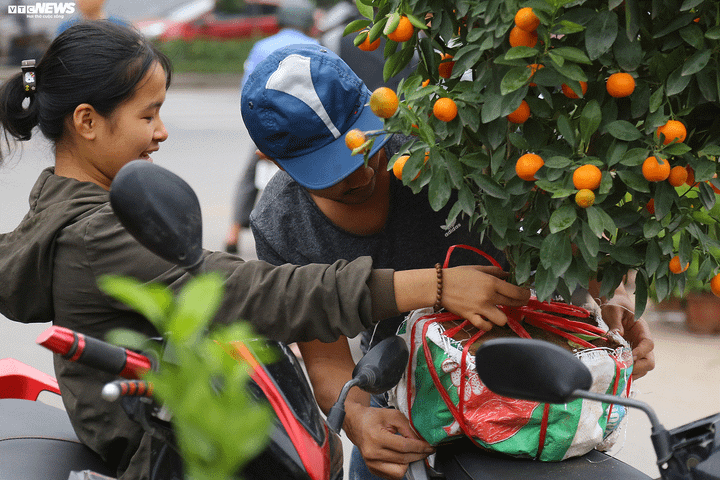 Phố Hà Nội tấp nập phiên chợ 'đại hạ giá' chiều 29 Tết - 17