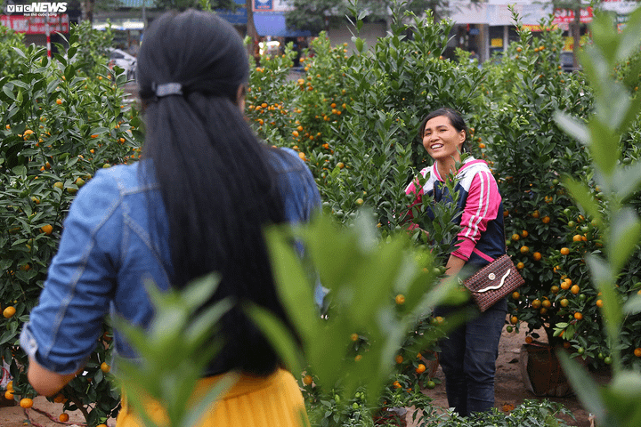 Phố Hà Nội tấp nập phiên chợ 'đại hạ giá' chiều 29 Tết - 15