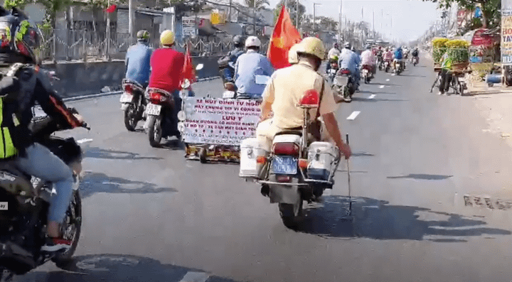'Đinh tặc' rải hơn 20kg đinh dọc Quốc lộ 1 giăng bẫy người đi đường ngày cận Tết - 1