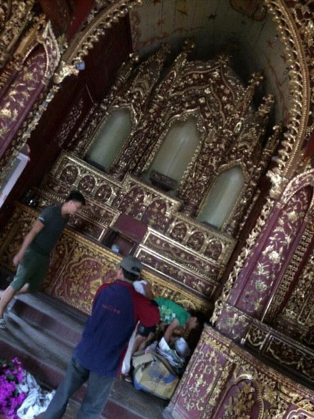 Truy tìm 2 kẻ đột nhập nhà thờ cổ, đánh cắp kiệu vàng 120 năm tuổi - 1