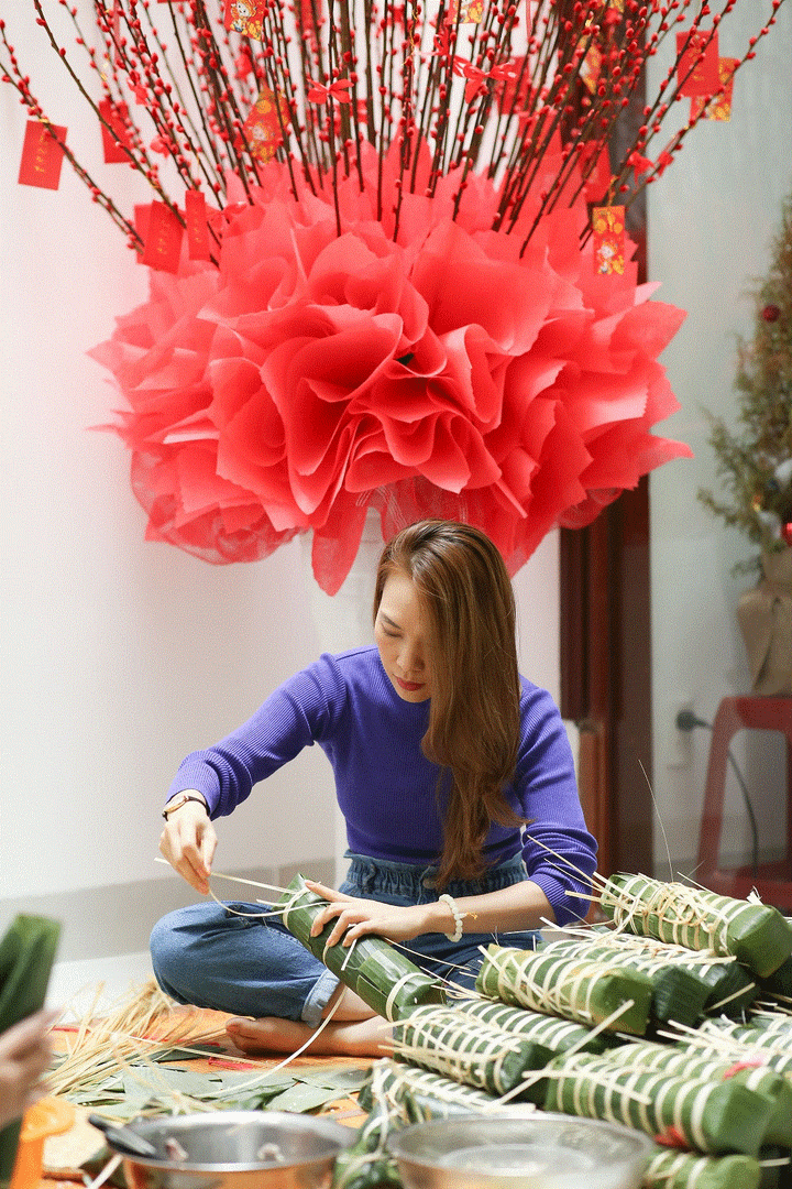 Mỹ Tâm gói bánh tét, Lan Phương và loạt sao Việt quây quần bên gia đình - 2