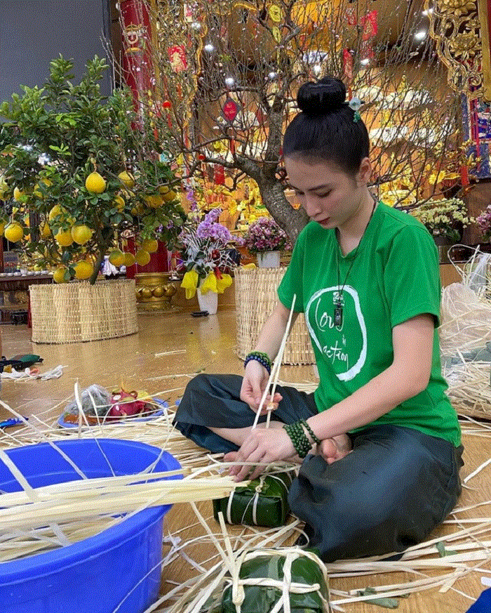 Mỹ Tâm gói bánh tét, Lan Phương và loạt sao Việt quây quần bên gia đình - 4