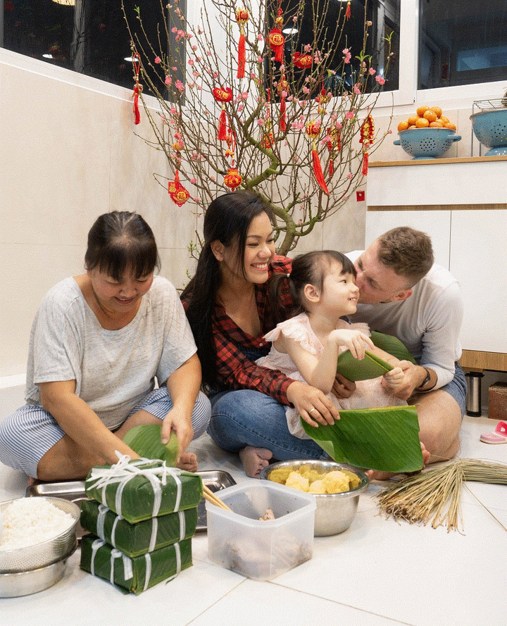 Mỹ Tâm gói bánh tét, Lan Phương và loạt sao Việt quây quần bên gia đình - 5