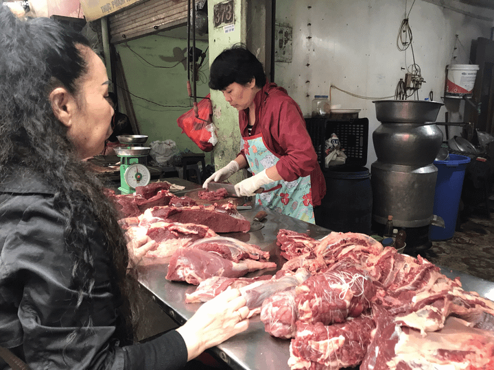 29 Tết Canh Tý: Thịt bò, gà đua nhau tăng giá, thịt lợn ế ẩm đứng yên - 1