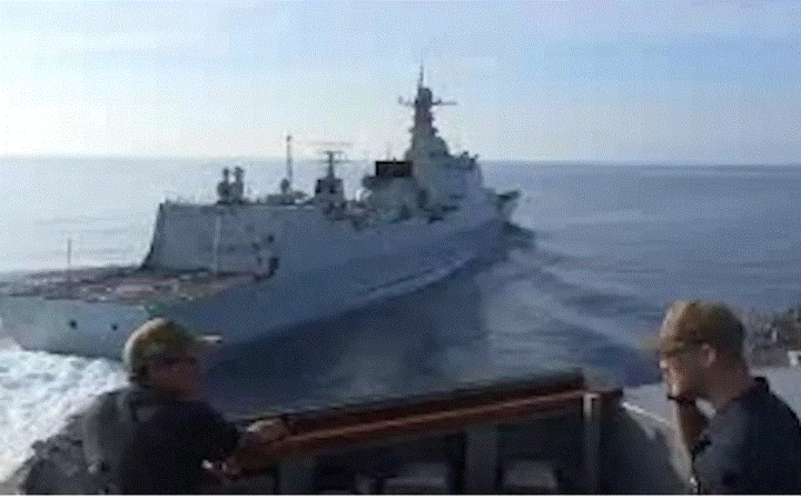 Mỹ tung video 'tố' tàu Trung Quốc sẵn sàng đâm chiến hạm Mỹ - 1