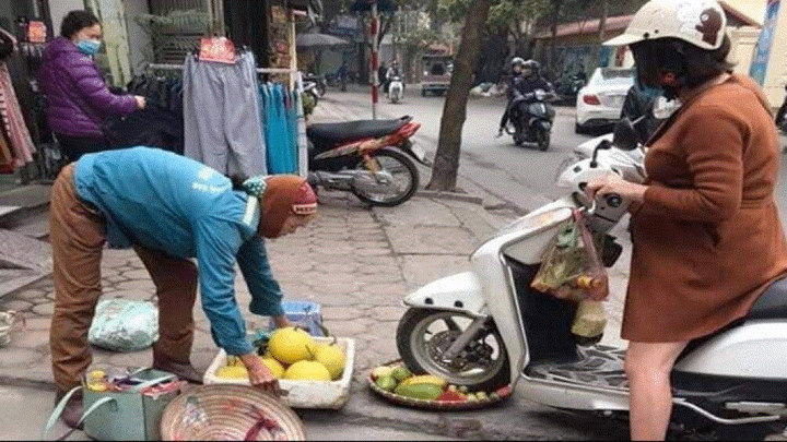 Đằng sau sự phẫn nộ với bức ảnh cô gái bụng bầu cán mẹt trái cây hàng rong - 1