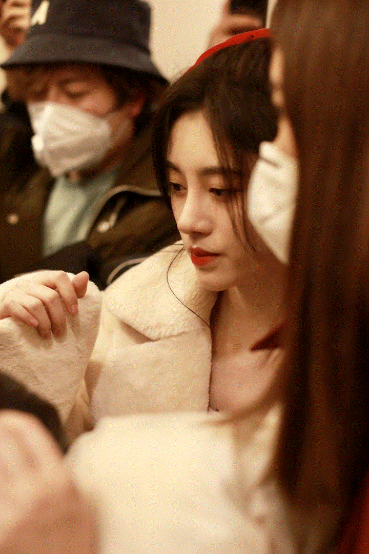 Lo sợ virus corona, nghệ sĩ Trung Quốc đeo khẩu trang đi diễn tập gala cuối năm - 8