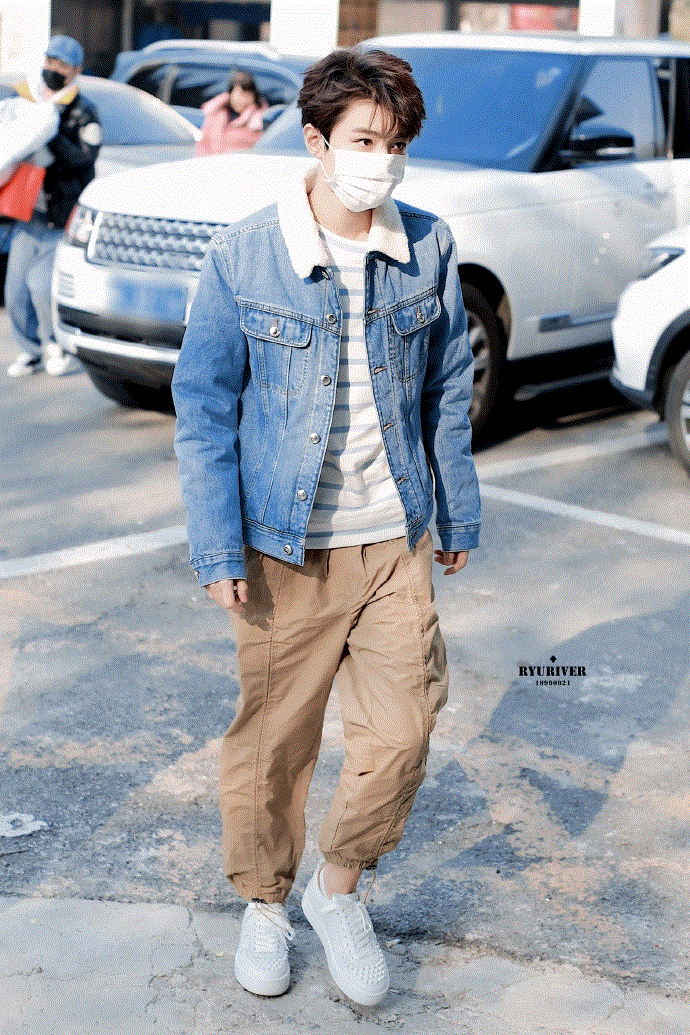 Lo sợ virus corona, nghệ sĩ Trung Quốc đeo khẩu trang đi diễn tập gala cuối năm - 3