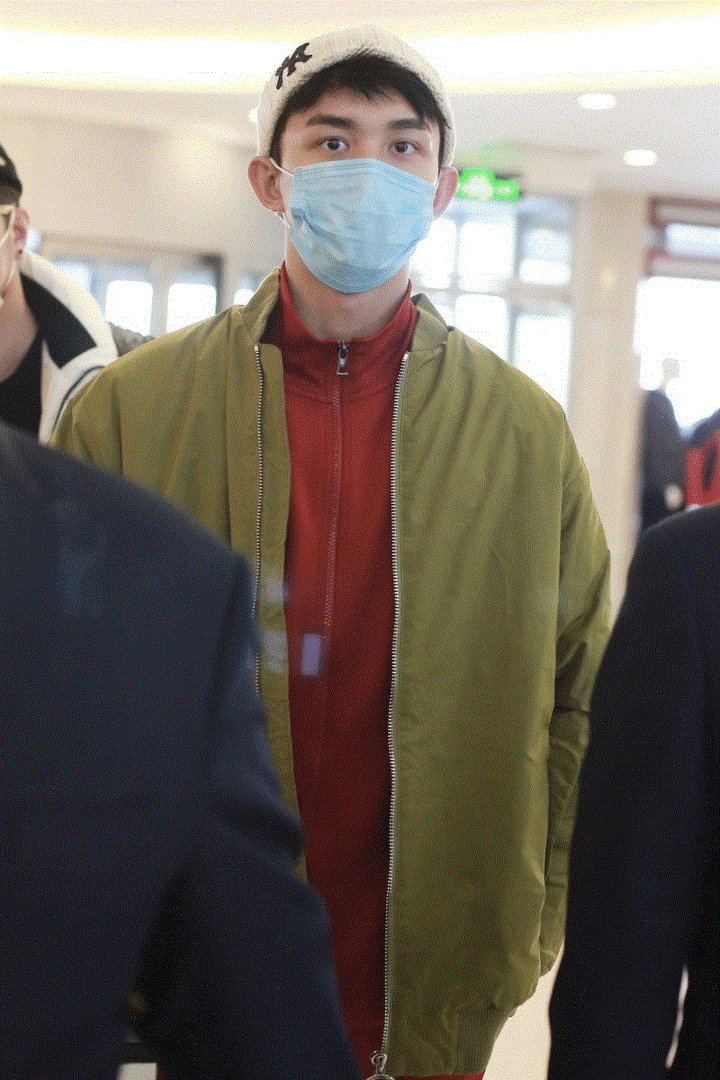 Lo sợ virus corona, nghệ sĩ Trung Quốc đeo khẩu trang đi diễn tập gala cuối năm - 4