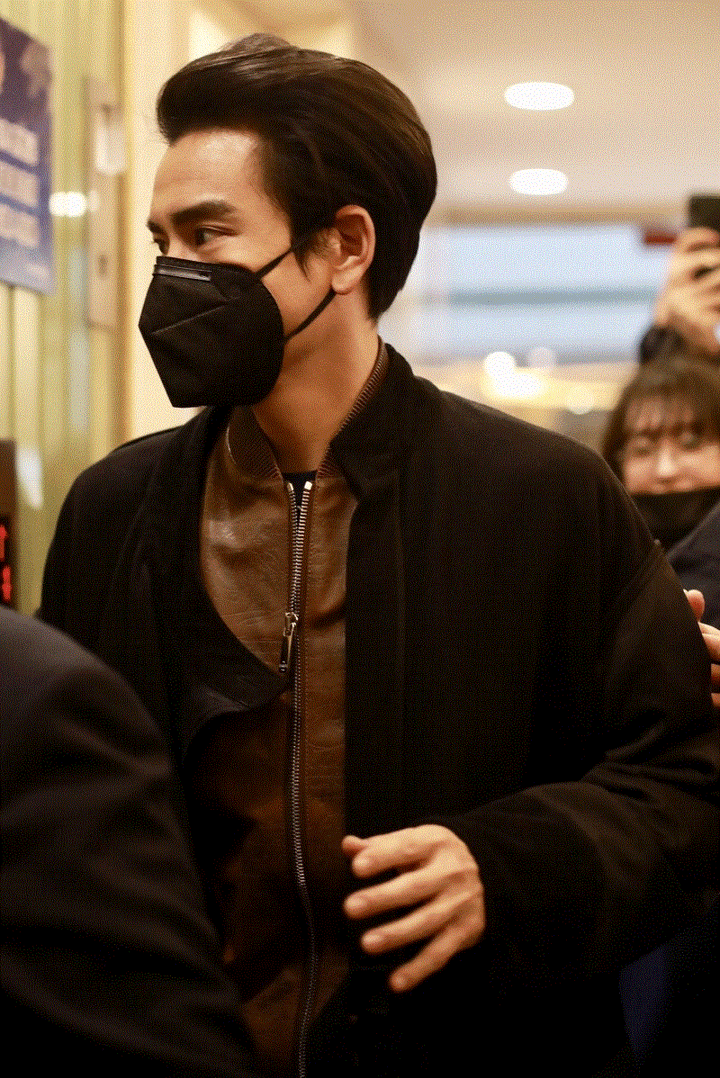 Lo sợ virus corona, nghệ sĩ Trung Quốc đeo khẩu trang đi diễn tập gala cuối năm - 2