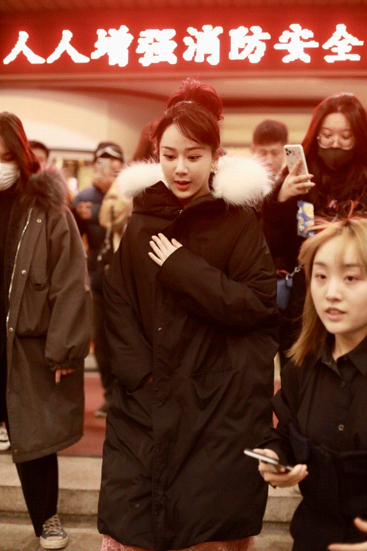 Lo sợ virus corona, nghệ sĩ Trung Quốc đeo khẩu trang đi diễn tập gala cuối năm - 9