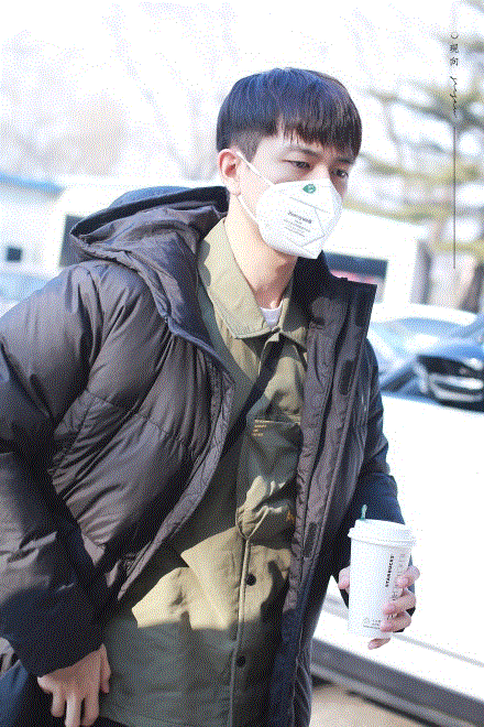 Lo sợ virus corona, nghệ sĩ Trung Quốc đeo khẩu trang đi diễn tập gala cuối năm - 1