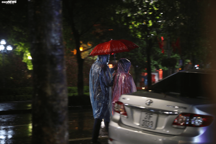 TRỰC TIẾP: Người dân đổ về điểm bắn pháo hoa đón Giao thừa năm mới Canh Tý - 41