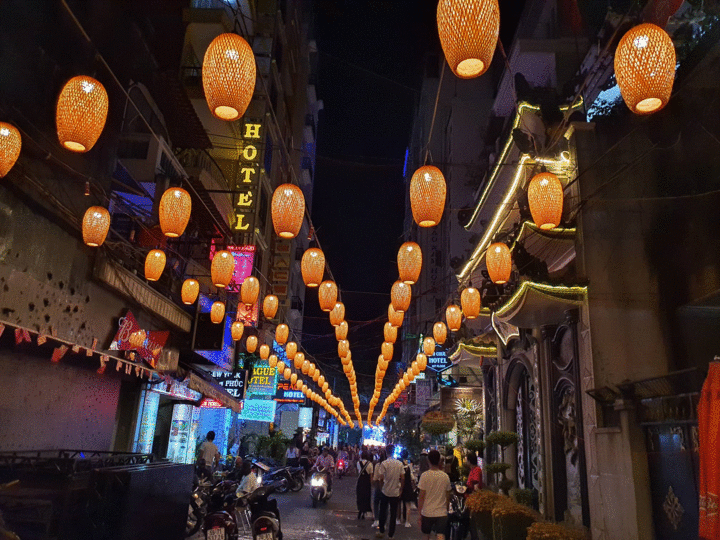 Người TP.HCM đổ ra đường chờ đón giao thừa Tết Canh Tý - 1