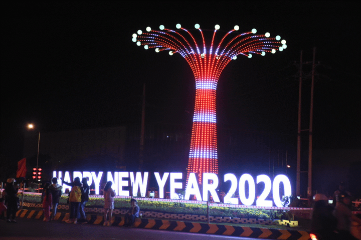 TRỰC TIẾP: Người dân đổ về điểm bắn pháo hoa đón Giao thừa năm mới Canh Tý - 14