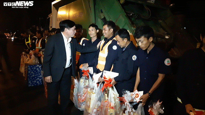 Bí thư Đắk Lắk tặng quà cho lao công trong đêm - 1
