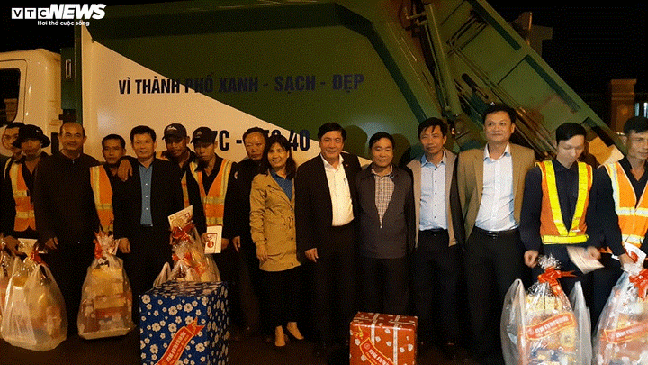 Bí thư Đắk Lắk tặng quà cho lao công trong đêm - 2