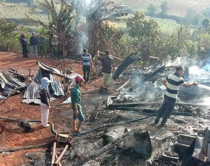 Nhà cháy rụi ngày 30 Tết, 10 mẹ con thoát chết kỳ diệu - 1