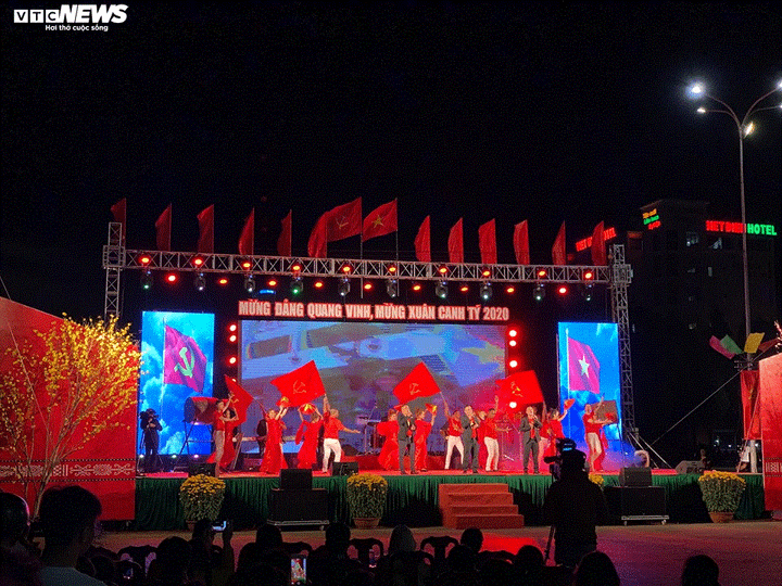 Video: Mãn nhãn màn pháo hoa rực trời mừng năm Canh Tý ở phố núi - 8