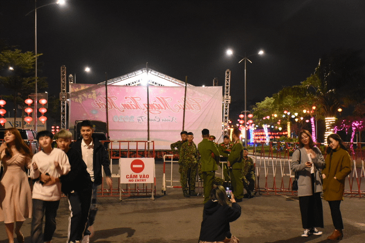 TRỰC TIẾP: Người dân đổ về điểm bắn pháo hoa đón Giao thừa năm mới Canh Tý - 18