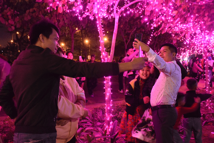 TRỰC TIẾP: Người dân đổ về điểm bắn pháo hoa đón Giao thừa năm mới Canh Tý - 17