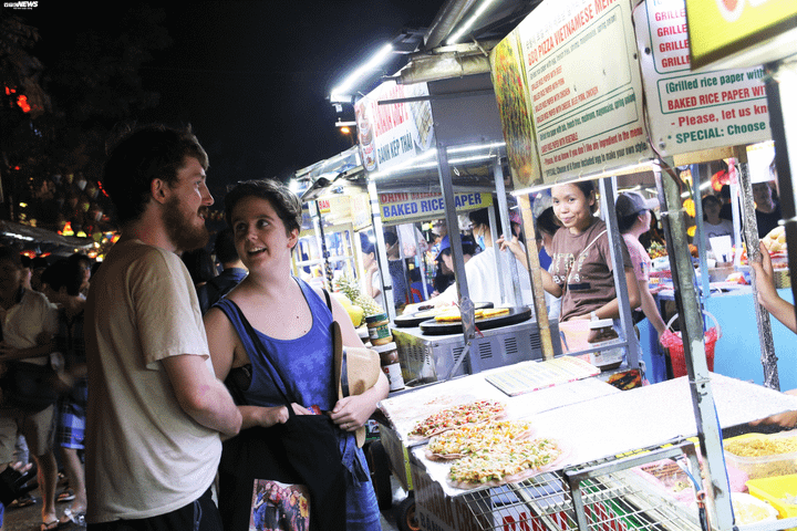 Ảnh: Du khách nước ngoài 'khoá môi' lãng mạn trên phố cổ Hội An trước thời khắc Giao thừa - 5