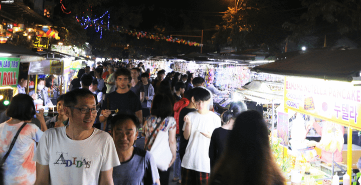 Ảnh: Du khách nước ngoài 'khoá môi' lãng mạn trên phố cổ Hội An trước thời khắc Giao thừa - 6