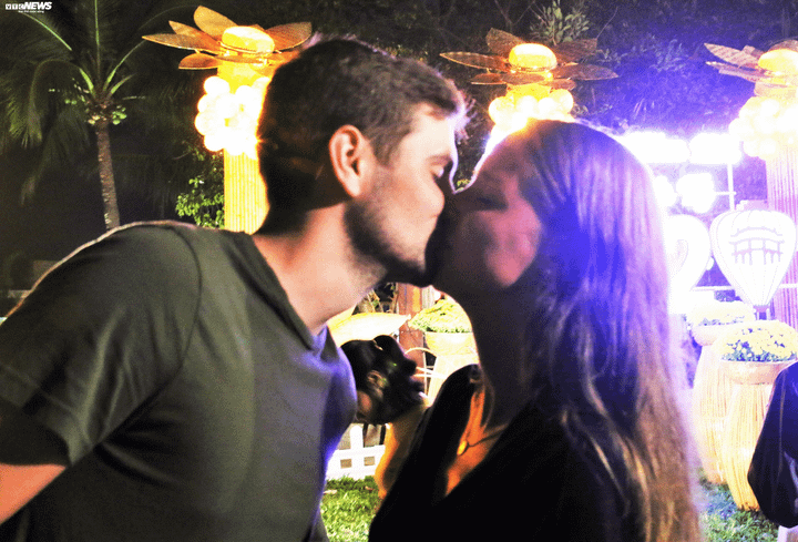 Ảnh: Du khách nước ngoài 'khoá môi' lãng mạn trên phố cổ Hội An trước thời khắc Giao thừa - 11