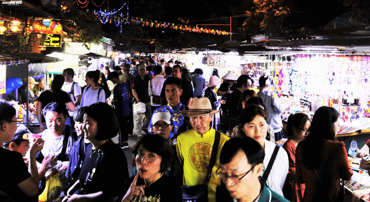 Ảnh: Du khách nước ngoài 'khoá môi' lãng mạn trên phố cổ Hội An trước thời khắc Giao thừa - 2