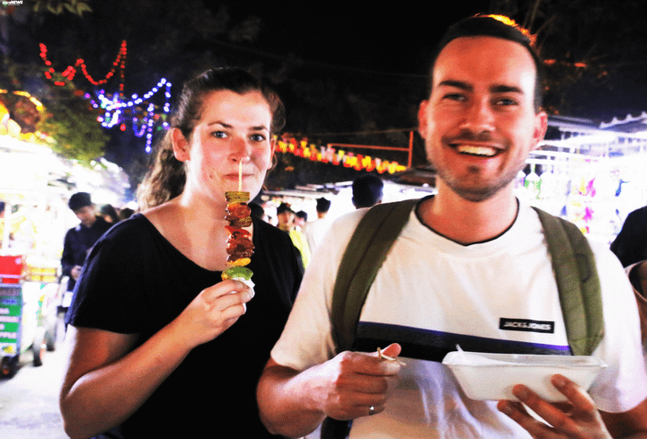 Ảnh: Du khách nước ngoài 'khoá môi' lãng mạn trên phố cổ Hội An trước thời khắc Giao thừa - 7