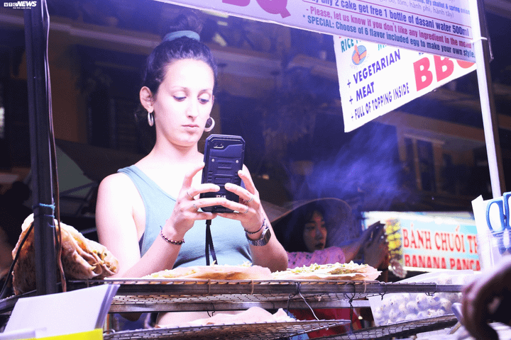 Ảnh: Du khách nước ngoài 'khoá môi' lãng mạn trên phố cổ Hội An trước thời khắc Giao thừa - 8