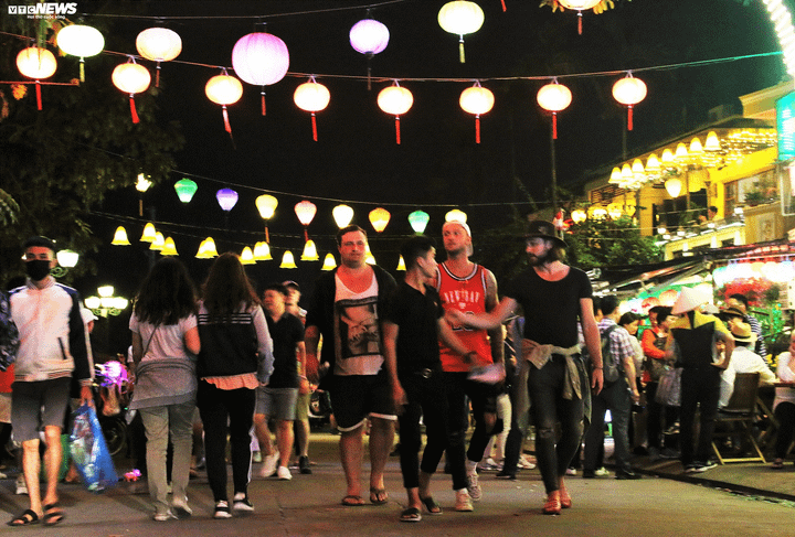 Ảnh: Du khách nước ngoài 'khoá môi' lãng mạn trên phố cổ Hội An trước thời khắc Giao thừa - 1