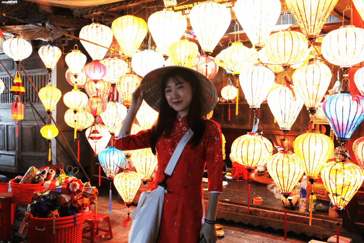 Ảnh: Du khách nước ngoài 'khoá môi' lãng mạn trên phố cổ Hội An trước thời khắc Giao thừa - 10