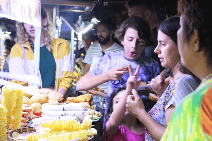 Ảnh: Du khách nước ngoài 'khoá môi' lãng mạn trên phố cổ Hội An trước thời khắc Giao thừa - 9