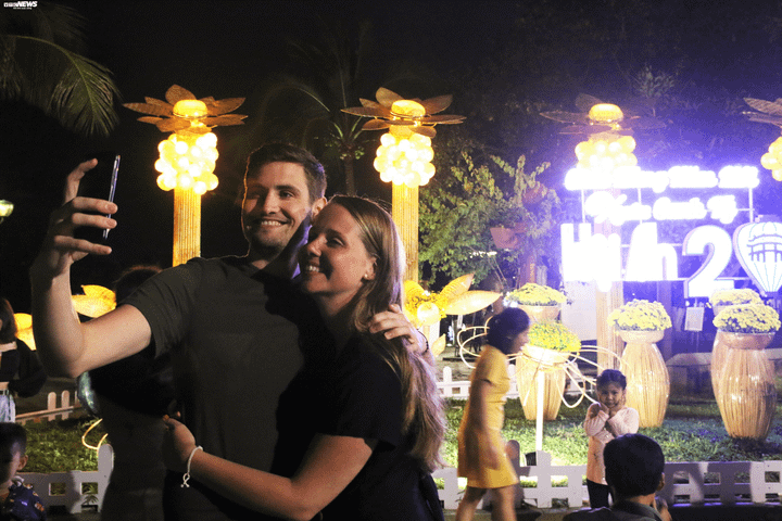 Ảnh: Du khách nước ngoài 'khoá môi' lãng mạn trên phố cổ Hội An trước thời khắc Giao thừa - 3