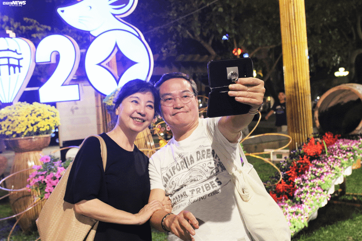 Ảnh: Du khách nước ngoài 'khoá môi' lãng mạn trên phố cổ Hội An trước thời khắc Giao thừa - 4