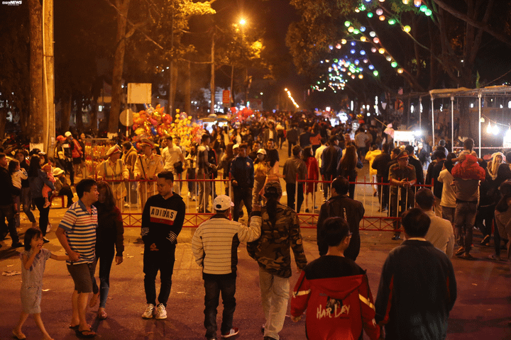 Video: Mãn nhãn màn pháo hoa rực trời mừng năm Canh Tý ở phố núi - 2