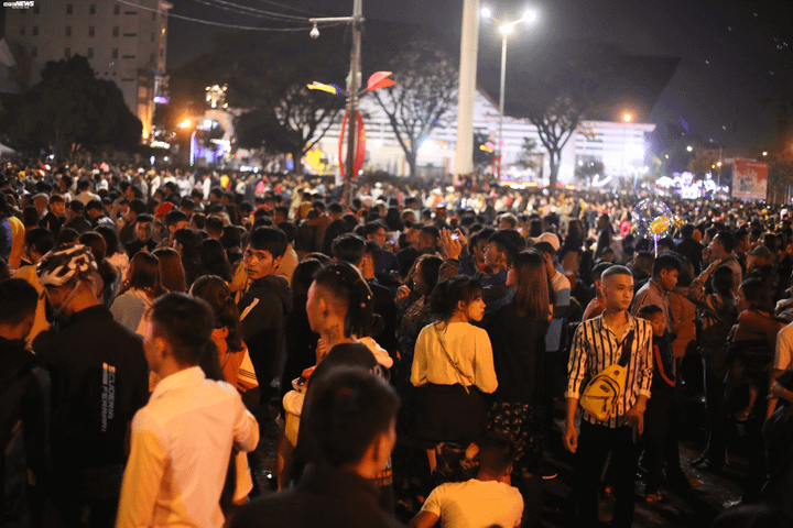 Video: Mãn nhãn màn pháo hoa rực trời mừng năm Canh Tý ở phố núi - 4