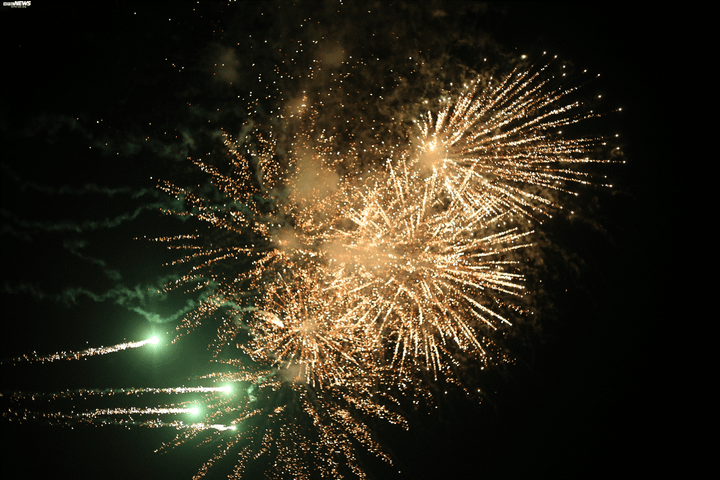 Video: Mãn nhãn màn pháo hoa rực trời mừng năm Canh Tý ở phố núi - 9
