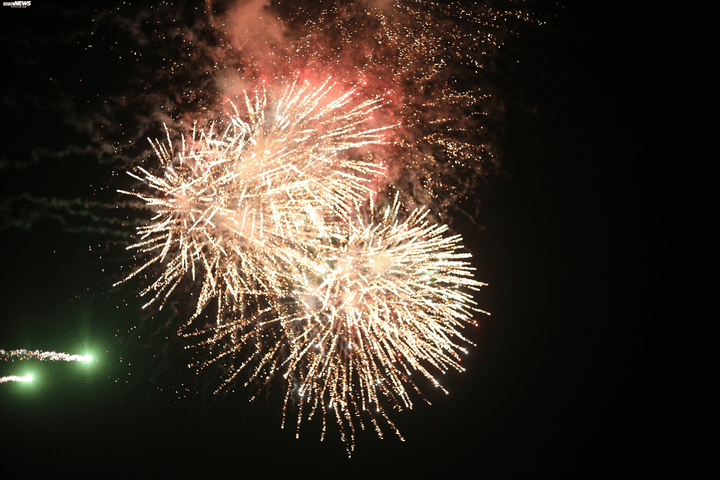 Video: Mãn nhãn màn pháo hoa rực trời mừng năm Canh Tý ở phố núi - 10