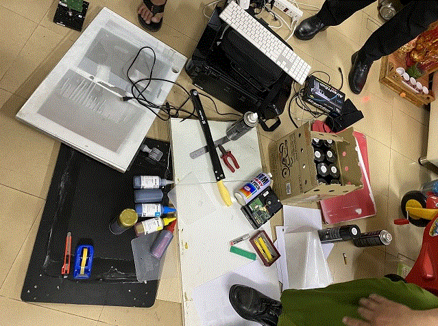 Bắt nhóm in tiền giả rồi mang đi mua ma túy - 1