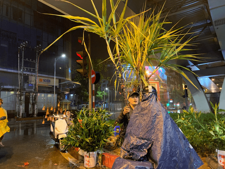 Hà Nội mưa xối xả đêm Giao thừa, phố biến thành sông, các điểm vui chơi vắng hoe - 10