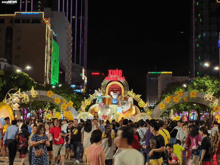 TRỰC TIẾP: Người dân đổ về điểm bắn pháo hoa đón Giao thừa năm mới Canh Tý - 35