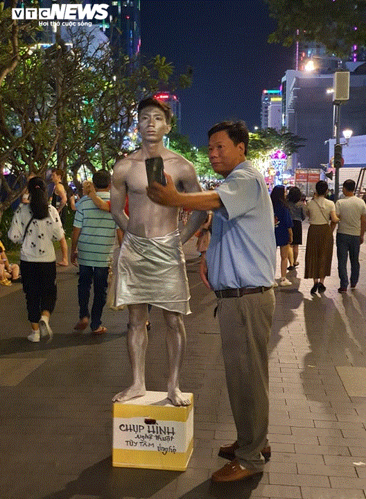 TRỰC TIẾP: Người dân đổ về điểm bắn pháo hoa đón Giao thừa năm mới Canh Tý - 36