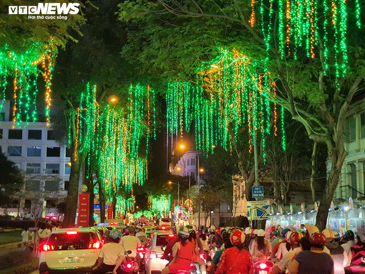 TRỰC TIẾP: Người dân đổ về điểm bắn pháo hoa đón Giao thừa năm mới Canh Tý - 38