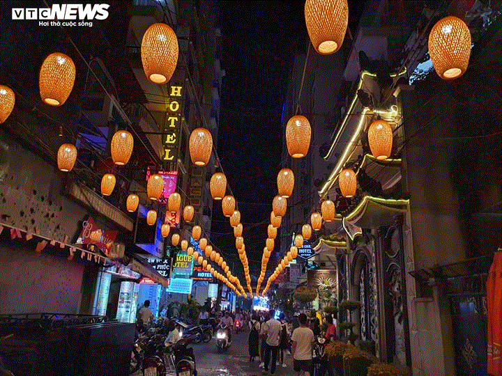 TRỰC TIẾP: Người dân đổ về điểm bắn pháo hoa đón Giao thừa năm mới Canh Tý - 37