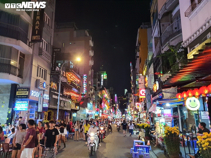 TRỰC TIẾP: Người dân đổ về điểm bắn pháo hoa đón Giao thừa năm mới Canh Tý - 39