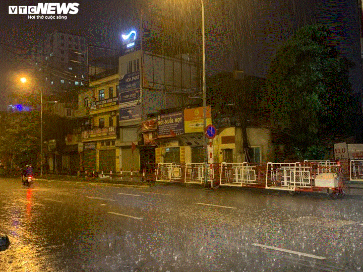 TRỰC TIẾP: Người dân đổ về điểm bắn pháo hoa đón Giao thừa năm mới Canh Tý - 25